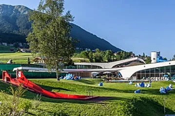 großzügige Liegewiese
